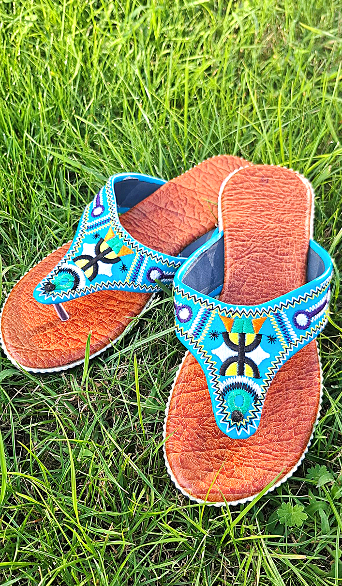 Marokańskie klapeczki - skórzane klapki utkane z tradycji i miłości -  rozmiar 41